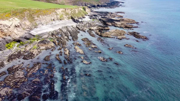 空中写真 ドローンの視点 アイルランド島の海岸 ケルト海の岩礁 北ヨーロッパの美しい海岸線 南アイルランドの自然 — ストック写真
