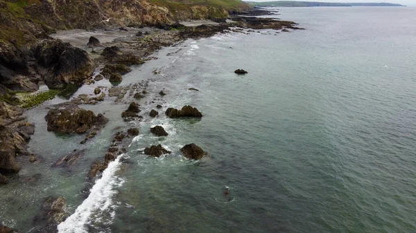 大西洋の潮汐波 アイルランド島の海岸にある岩 白い海の泡 美しい風景 空中写真 ドローンの視点 — ストック写真
