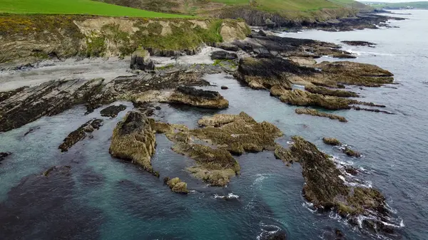 爱尔兰大西洋上明亮的岩石海岸 美丽的北欧自然 岩石海岸的空中景观 无人机的观点 — 图库照片