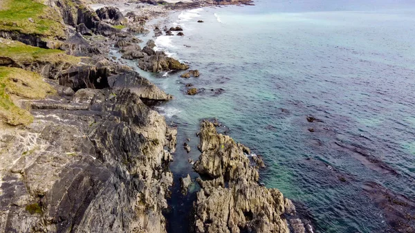 アイルランド島の岩だらけの海岸 ケルト海の岩礁 北ヨーロッパの美しい海岸線 南アイルランドの自然 空中写真 上からの眺め — ストック写真
