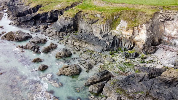 アイルランドのワイルド アトランティック ウェイの風景 北ヨーロッパの自然観光スポット 大西洋の海岸崖 石のサンゴ礁と海水 ドローンの視点 — ストック写真