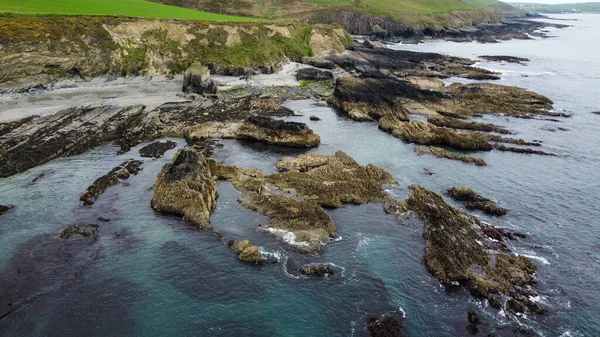 大西洋明亮的岩石海岸 美丽的北欧自然 岩石海岸的空中景观 无人机照片 — 图库照片