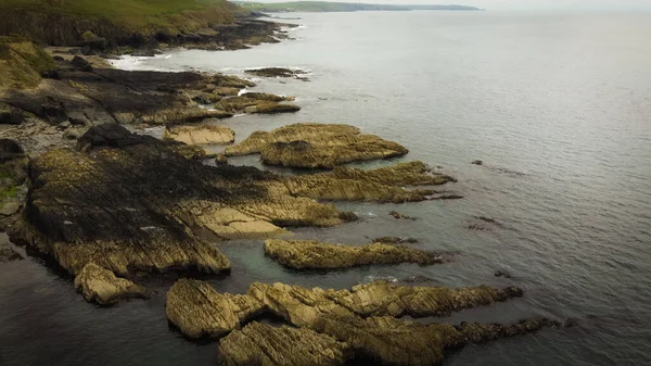海水中的岩石 大西洋沿岸的地质构造 无人机的观点 — 图库照片