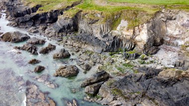 Vahşi Atlantik Yolu 'ndaki manzaralar, İrlanda. Kuzey Avrupa 'nın doğal eğlenceleri. Atlantik Okyanusu 'nun sahil kayalıkları. Taş resif ve deniz suyu. Drone fotoğrafı.