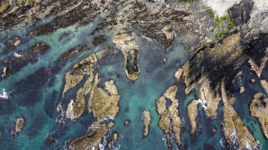 Kıyıdaki garip kayalar. Kelt Denizi 'nin en yüksek manzarası.