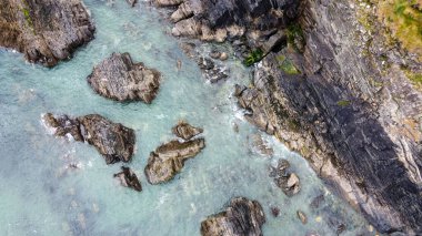 Atlantik Okyanusu 'nun kıyı şeridi, en üst manzara. Deniz Burnu. Kuzey Avrupa 'nın doğası. Soğuk gri su. Hava fotoğrafı.