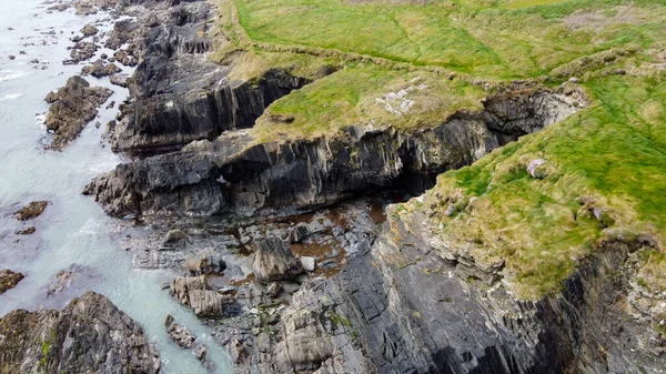 アイルランドのワイルド アトランティック ウェイの風景 北ヨーロッパの自然観光スポット 大西洋の海岸崖 石のサンゴ礁と海水 ドローンの写真 上からの眺め — ストック写真