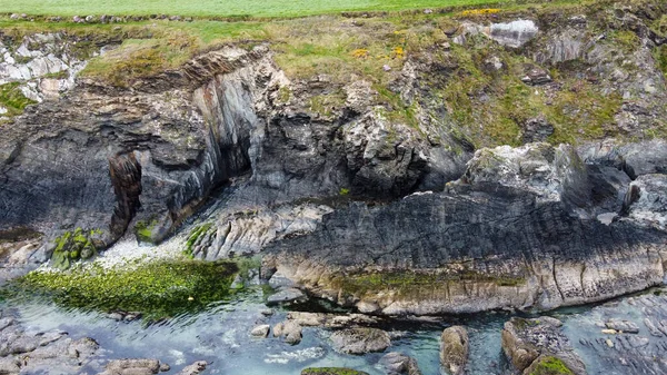海岸沿いの大きな石 南アイルランドの岩だらけの海岸線 北ヨーロッパの美しい自然 空中写真 — ストック写真