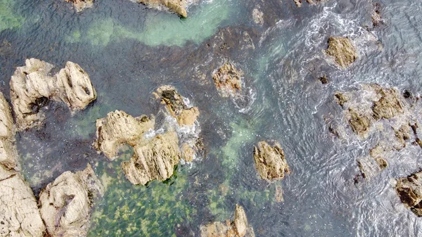 Aerial Photo Багато Валунів Морській Воді Зверху Берегові Скелі Північної — стокове фото
