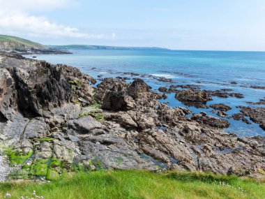 Resimli deniz manzarası. Güneşli bir günde Rocky Shore. Açık mavi deniz ve açık mavi gökyüzü.
