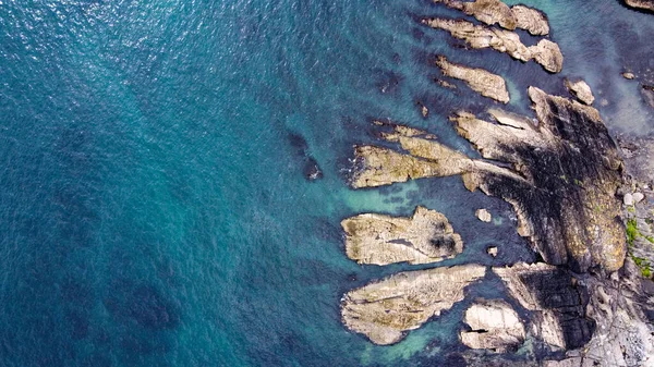 Rochas Entre Mar Azul Turquesa Capa Mar Vista Superior Águas — Fotografia de Stock