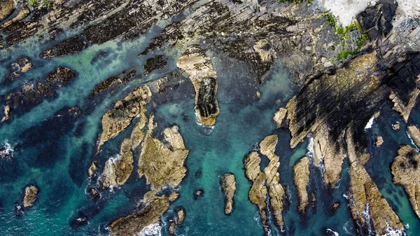 Dziwne Skały Wybrzeżu Widok Góry Skał Morza Celtyckiego Zdjęcie Lotnicze — Zdjęcie stockowe