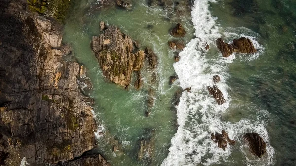 Les Vagues Brisent Sur Rive Rocheuse Mer Celtique Vue Dessus — Photo