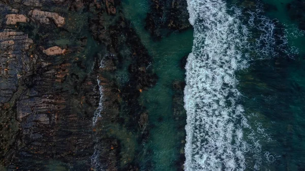 海浪在凯尔特海的岩石海岸破裂 俯瞰着 波浪上的白色泡沫 大西洋的海岸线 绿松石水 迷人的海滨风景 — 图库照片
