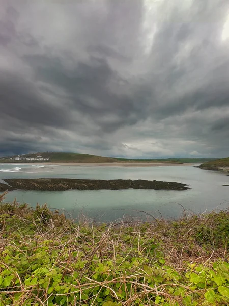 曇りの日にClonakilty湾の景色 海岸を越えて悲観的な空 美しい海の景色 アイルランド南部の海岸線 郡庁所在地 — ストック写真