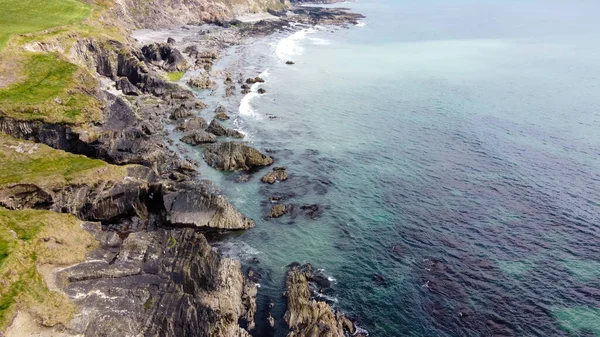 アイルランド島の岩だらけの海岸 ケルト海の岩礁 北ヨーロッパの美しい海岸線 南アイルランドの自然 ドローンの視点 上からの眺め — ストック写真
