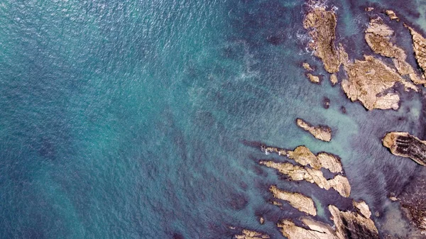Rochas Entre Mar Azul Turquesa Capa Mar Vista Superior Águas — Fotografia de Stock