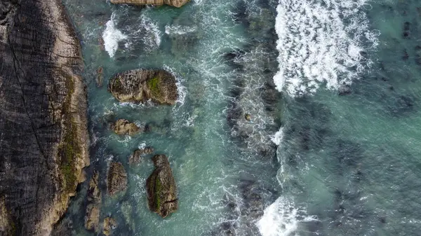 Хвилі Прориваються Скелястий Берег Кельтського Моря Біла Піна Хвилях Берегова — стокове фото