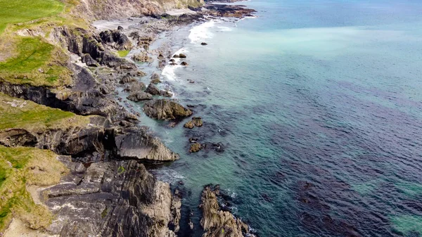 爱尔兰岛的岩石海岸 凯尔特海的岩石礁北欧美丽的海岸线 南爱尔兰的性质 无人机照片 从上面看 — 图库照片