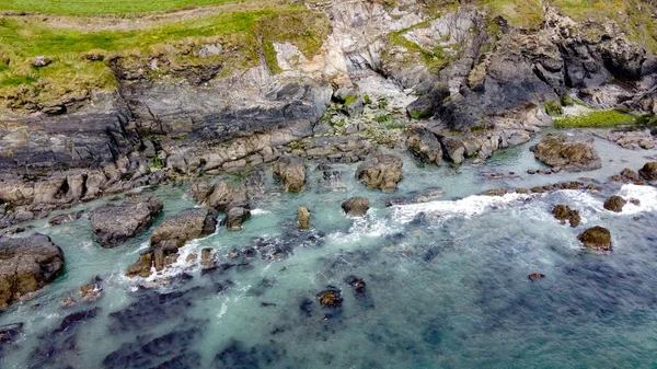 无人机照片 野生大西洋路上的景观 北欧的自然景观 大西洋沿岸的悬崖 珊瑚礁和海水 — 图库照片