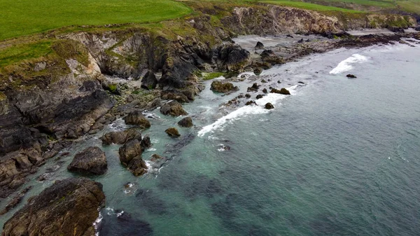 爱尔兰岛南海岸附近的大西洋潮汐波 洛基海滨 顶视图 空中照片 — 图库照片