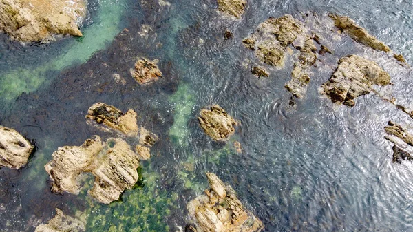 Zdjęcie Drona Dużo Głazów Wodzie Morskiej Widok Góry Przybrzeżne Klify — Zdjęcie stockowe
