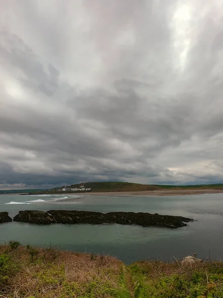 Bulutlu Bir Günde Clonakilty Körfezi Manzarası Deniz Kıyısında Kasvetli Bir — Stok fotoğraf