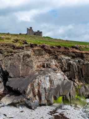 Tepede terk edilmiş bir bina. Rocky cliff. Güzel taşlar, manzara..