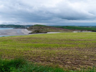 İrlanda 'nın güneyindeki Picturesque tepeleri, Clonakilty sahil manzarası. Bulutlu, yağmurlu bir hava. Vahşi Atlantik Yolu boyunca manzaralar. Kuzeybatı Avrupa Doğası.