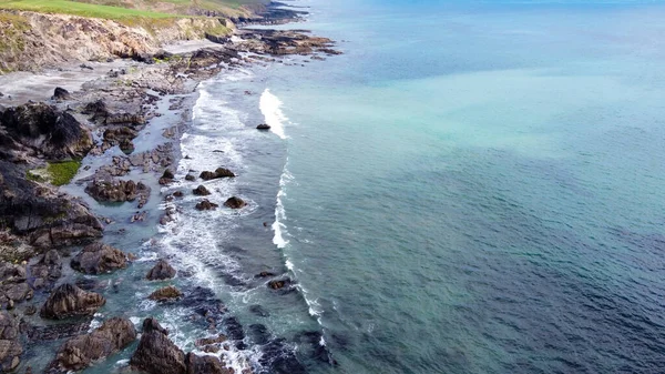 アイルランド島の海岸 ケルト海の岩礁 北ヨーロッパの美しい海岸線 南アイルランドの自然 空中写真 — ストック写真