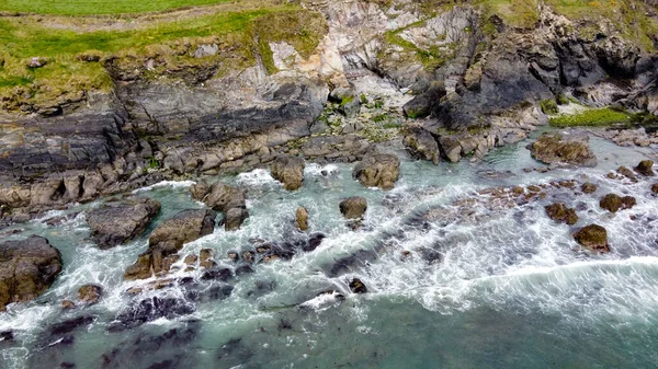 上からの眺め 野生の大西洋の道の風景 北ヨーロッパの自然観光スポット 大西洋の海岸崖 岩礁と海水 — ストック写真