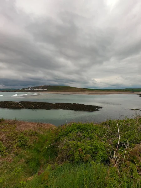 Clonakilty湾の眺め 海岸を越えて悲観的な空 美しい海の景色 アイルランドの海岸線 — ストック写真