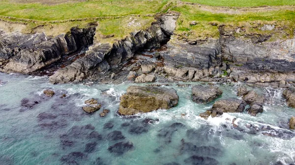 空中写真 ドローンの視点 野生の大西洋の道の風景 北ヨーロッパの自然観光スポット 大西洋の海岸崖 岩礁と海水 — ストック写真