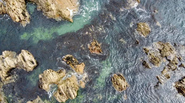 空中写真 ドローンの視点 海の水の中に岩の多くは トップビュー 北大西洋の海岸崖 海辺の美しい自然 北ヨーロッパの劇的な海景 — ストック写真