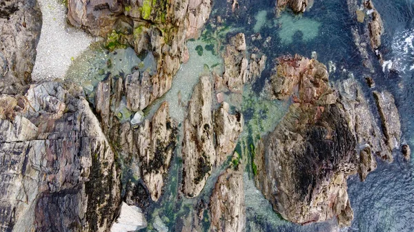 ドローンの視点 上からの眺め 海の水の中に岩の多くは トップビュー 北大西洋の海岸崖 海辺の美しい自然 北ヨーロッパの劇的な海景 — ストック写真