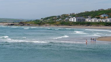 County Cork, İrlanda, 17 Temmuz 2022. İrlandalılar bir yaz günü Clonakilty yakınlarında deniz kıyısında dinleniyorlar. Inchydoney plajı, deniz manzarası. Sahildeki insanlar