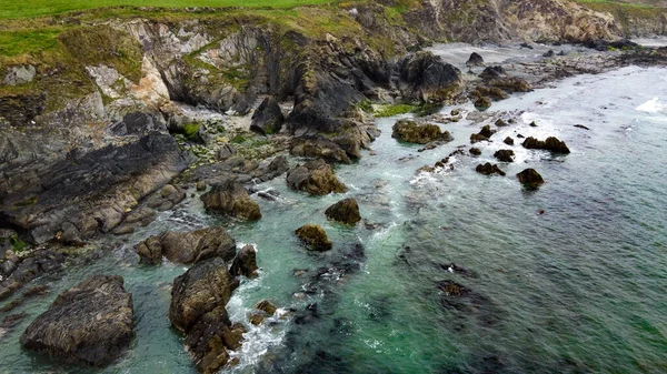アイルランド島の南海岸に近い大西洋の潮汐波 岩だらけの海岸 シースケープ トップビュー 空中写真 ドローンの視点 — ストック写真