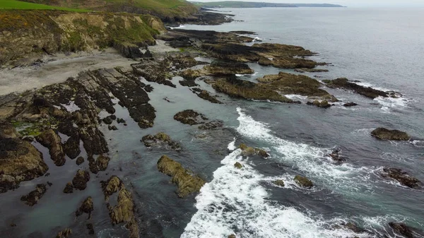 爱尔兰南部的大西洋明亮的岩石海岸 美丽的北欧自然 岩石海岸的空中景观 浪花上的白沫 — 图库照片