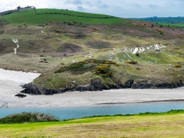 İrlanda 'nın güneyindeki Picturesque tepeleri, Clonakilty sahil manzarası. Bulutlu, yağmurlu bir hava. Vahşi Atlantik Yolu. Avrupa 'nın doğası. Güzel yerler..