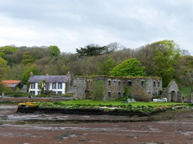 İlkbaharda Clonakilty Körfezi kıyısındaki Arundel tahıl ambarının kalıntıları. İrlanda, Avrupa 'da eski bir taş bina. Tarihi mimari anıt, manzara. İrlanda 'da turistik yerler
