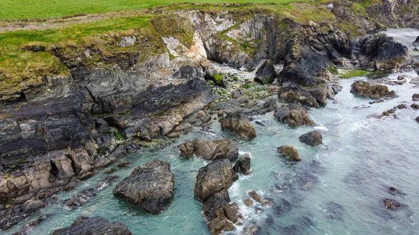 アイルランド島の南海岸に近い大西洋の潮汐波 岩だらけの海岸 シースケープ トップビュー 空中写真 上からの眺め — ストック写真