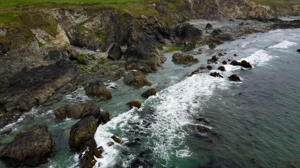 アイルランド島の海岸近くの大西洋の潮汐波 岩だらけの海岸 シースケープ トップビュー — ストック写真