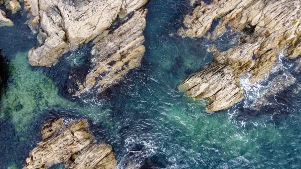 바위들 바닷물 있습니다 북대서양의 절벽입니다 바다의 아름다운 북부의 풍경이었습니다 Drone — 스톡 사진
