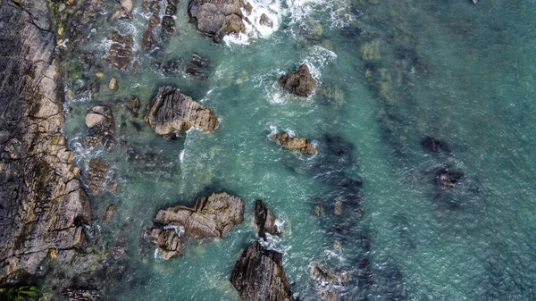 Denizde Bir Sürü Kaya Var Kuzey Atlantik Sahil Kayalıkları Deniz — Stok fotoğraf