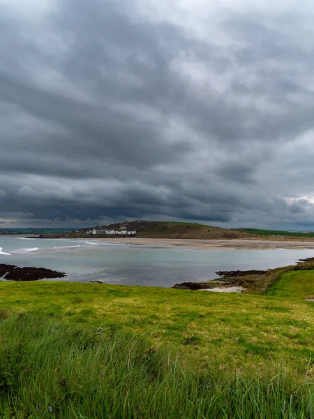 Clonakilty湾の眺め 太い草だ アイルランド南部の海岸線 海辺の風景 雷雨の前の曇りの天気 — ストック写真