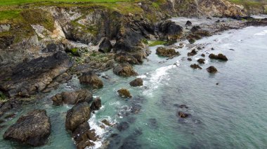 İrlanda adasının güney kıyısında Atlantik Okyanusu 'nun gelgit dalgaları. Kaya sahili. Deniz manzaralı bir yer. Drone fotoğrafı. Yukarıdan görüntüle.