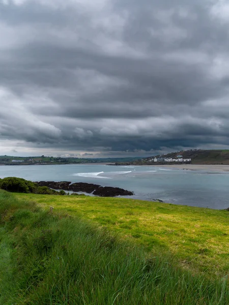 克朗纳基蒂湾的景色 浓密的草地 爱尔兰的海岸线 海滨风景 雷雨前多云的天气 — 图库照片