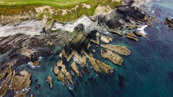 アイルランドの海岸の岩 トップビュー 大西洋の海岸 北ヨーロッパの自然 ロッキー海岸線 空中写真 — ストック写真