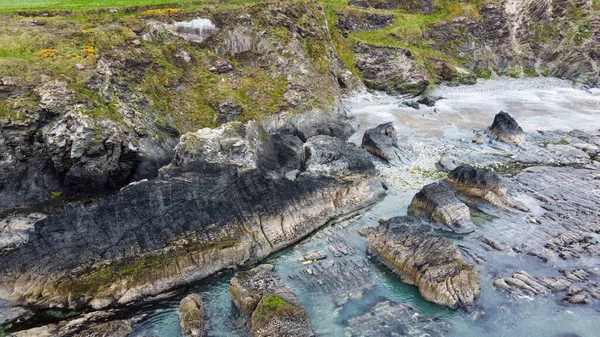 海岸沿いの大きな石 アイルランドの岩だらけの海岸線 北ヨーロッパの美しい自然 ドローンの視点 — ストック写真