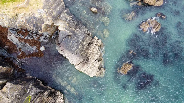 Deniz Suyunda Bir Sürü Kaya Var Kuzey Atlantik Sahil Kayalıkları — Stok fotoğraf
